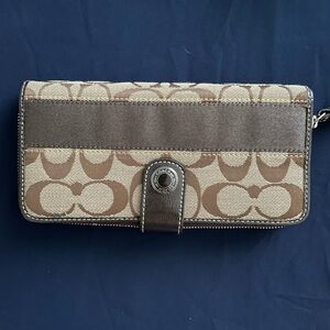 Coach Signature C Zip-Around *call-out*